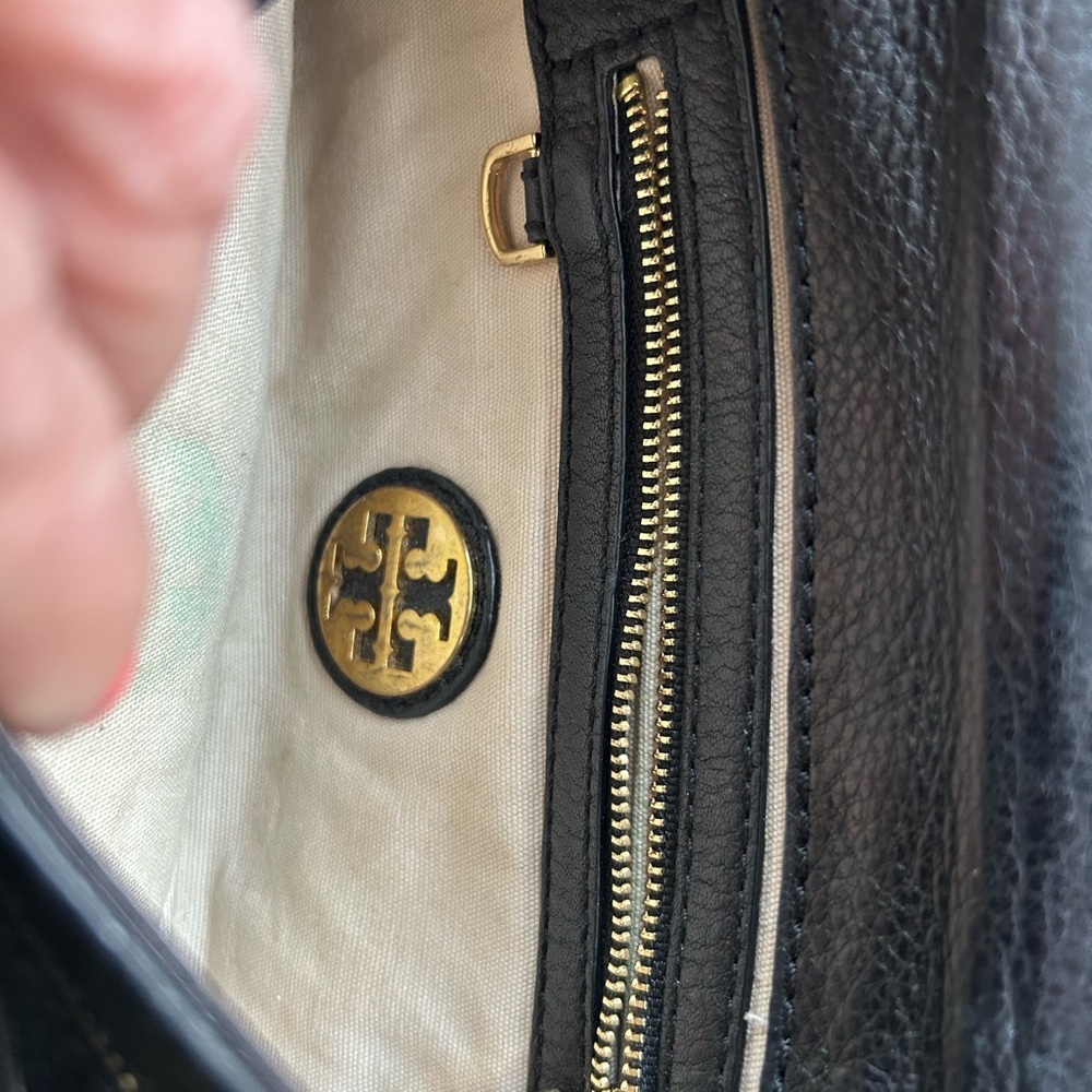 Tory Burch Black Leather Shoulder Bag with Gold Logo - Picture 4 of 6